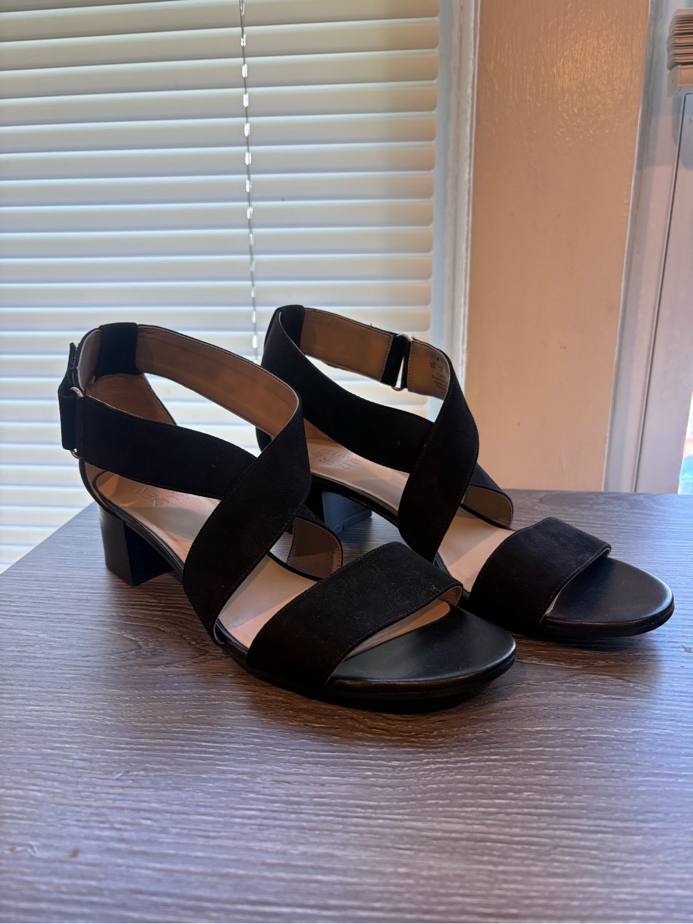 Naturalizer Women’s Adele Black Crisscross Block Heel Sandals Size 9 Shoes